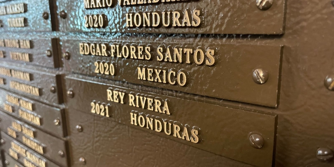 Develan placa en memoria de Edgar Flores Santos en la Sede del Departamento de Estado en Washington