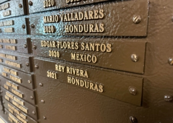 Develan placa en memoria de Edgar Flores Santos en la Sede del Departamento de Estado en Washington