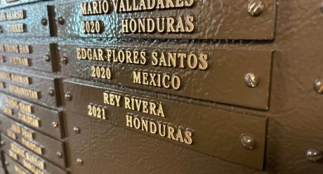 Develan placa en memoria de Edgar Flores Santos en la Sede del Departamento de Estado en Washington