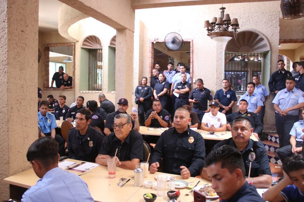 Araceli-Brown-reconoce-Bomberos-Rosarito-estimulos-economicos