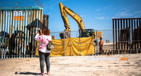 Derriban muro fronterizo en la zona de Playas de Tijuana