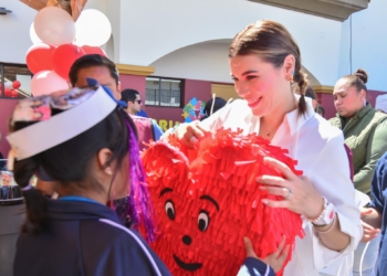 Marina del Pilar anuncia primera adopción a través de Familias de Corazón