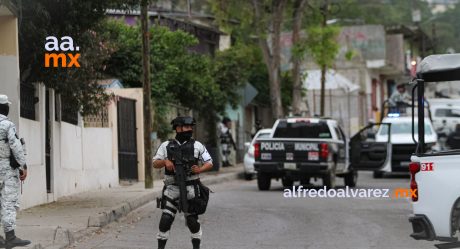 Localizan cadáver en auto abandonado