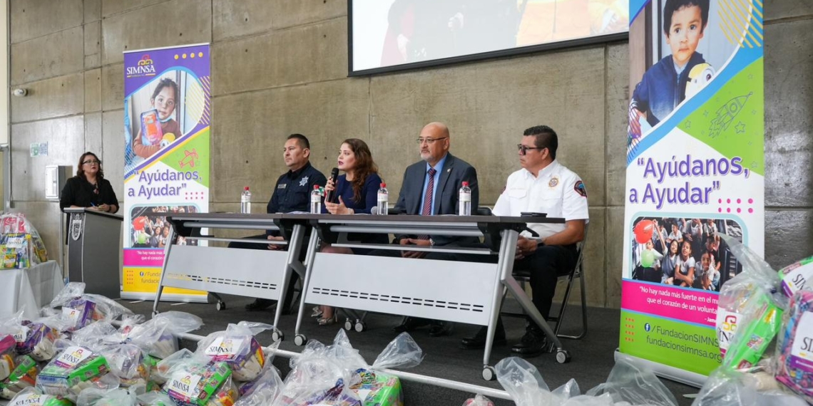 Entregan apoyos a familias de policías y bomberos fallecidos