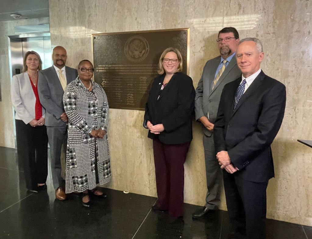 Develan placa en memoria de Edgar Flores Santos en la Sede del Departamento de Estado en Washington