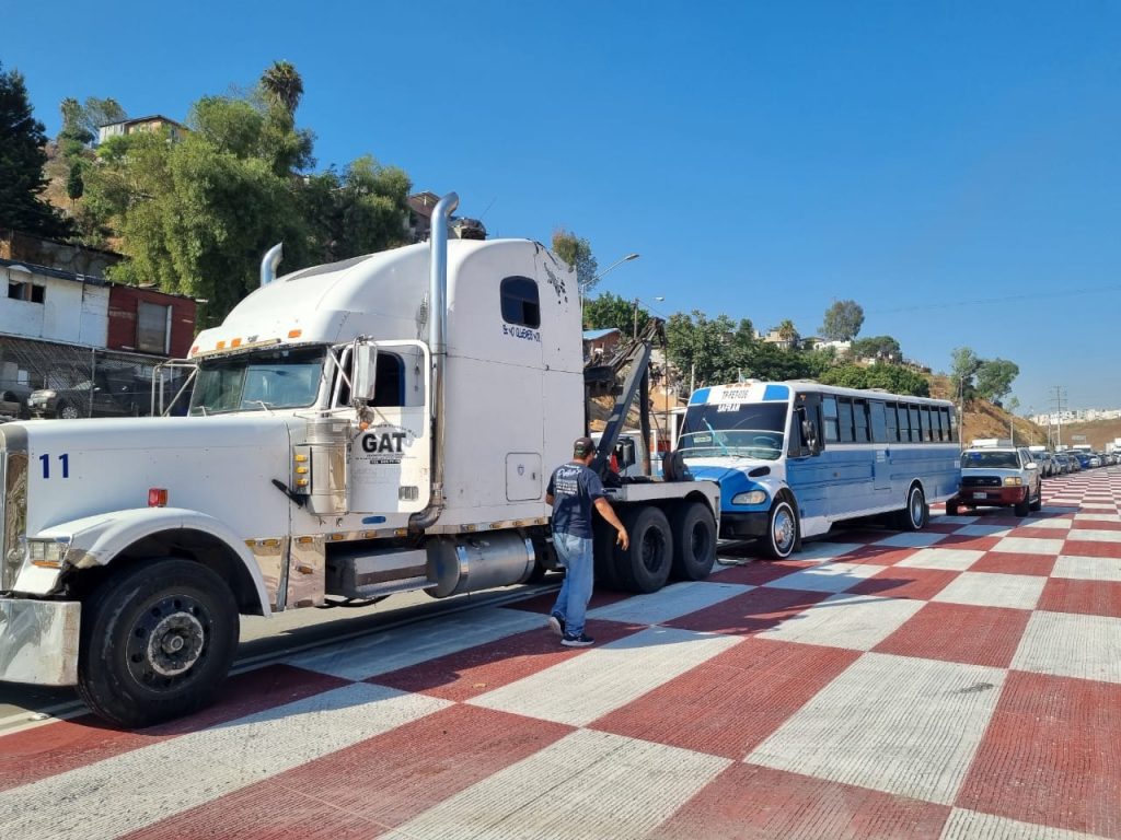 Ayuntamiento-remolca-autobus-invadir-rampa-frenado