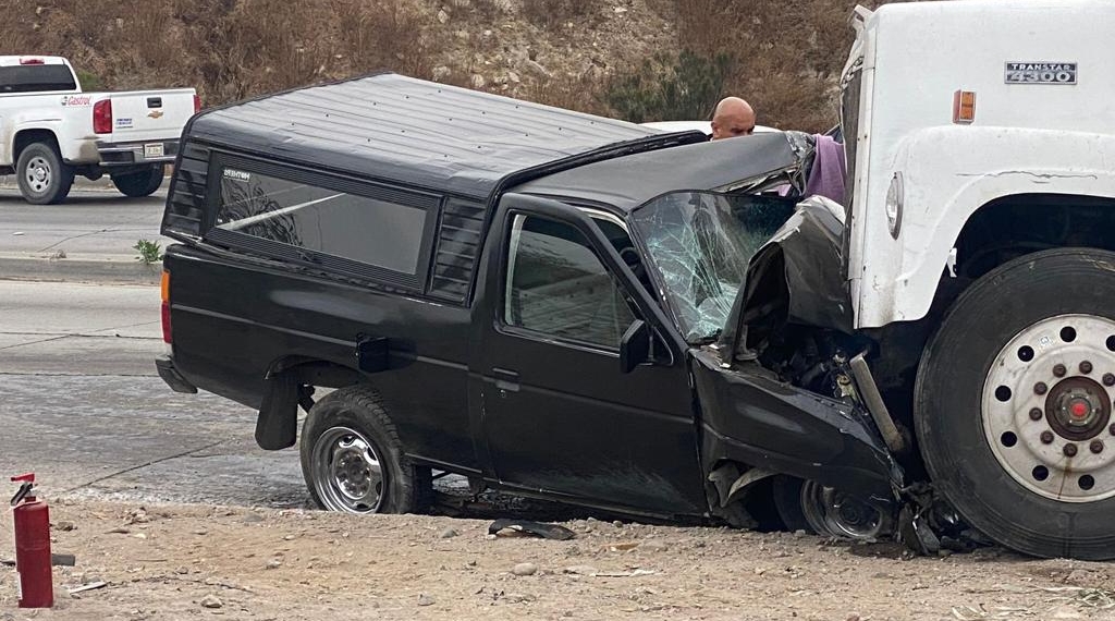 Hombre muere prensado por un tractocamión