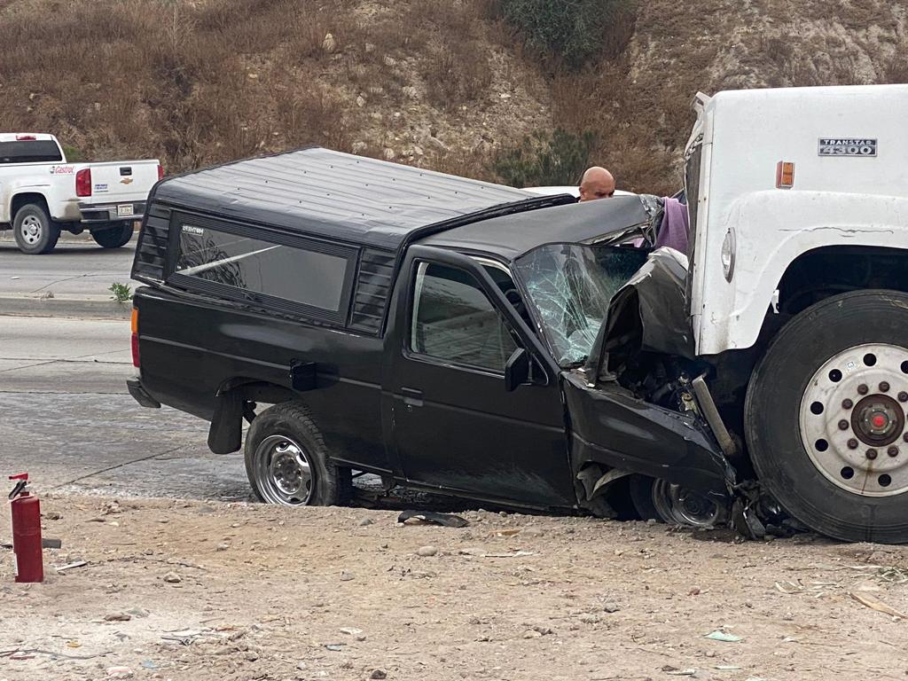 Hombre-muere-prensado-por-tractocamion