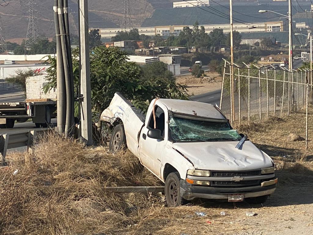 Hombre-sale-ileso-tras-volcarse-bulevar-2000