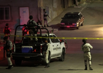 Matan a un hombre y le dejan una cartulina encima