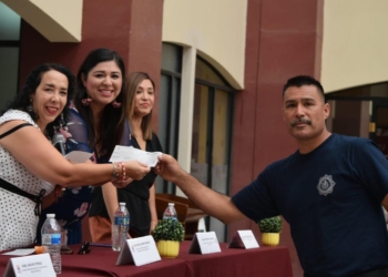 Araceli Brown entrega estímulos económicos a personal sindicalizado para uniformes escolares