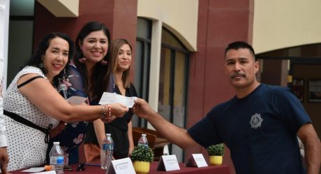 Araceli Brown entrega estímulos económicos a personal sindicalizado para uniformes escolares