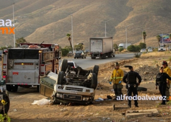 Hombre pierde el control y muere al volcar su vehículo