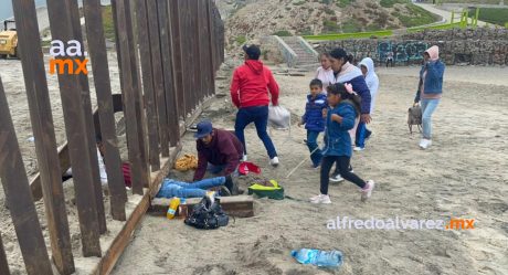 Familias cruzan el muro fronterizo de Playas de Tijuana