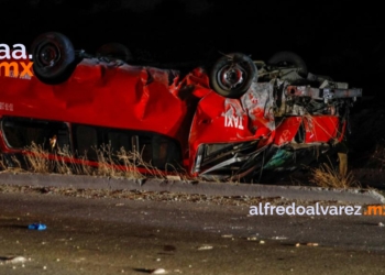 Taxi rojo con negro vuelca y deja un hombre herido, el chofer huyó