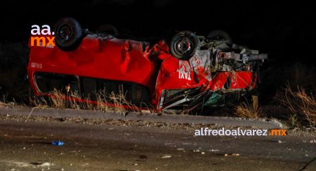 Taxi rojo con negro vuelca y deja un hombre herido, el chofer huyó