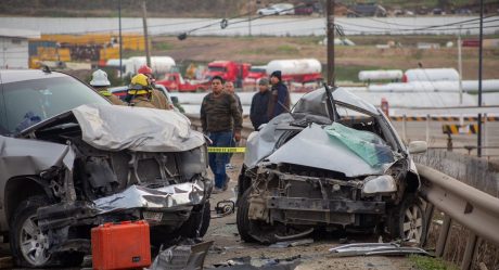 Mujer muere prensada tras accidente en carretera Libre Tecate