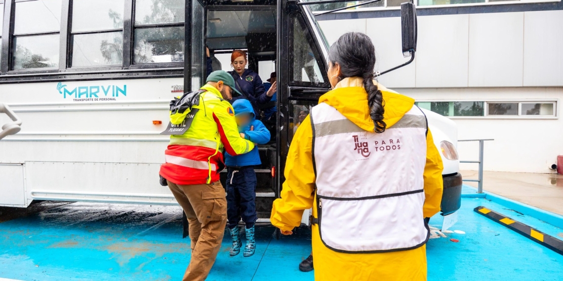 Ayuntamiento de Tijuana resguarda a 140 personas tras evacuar escuelas en Otay