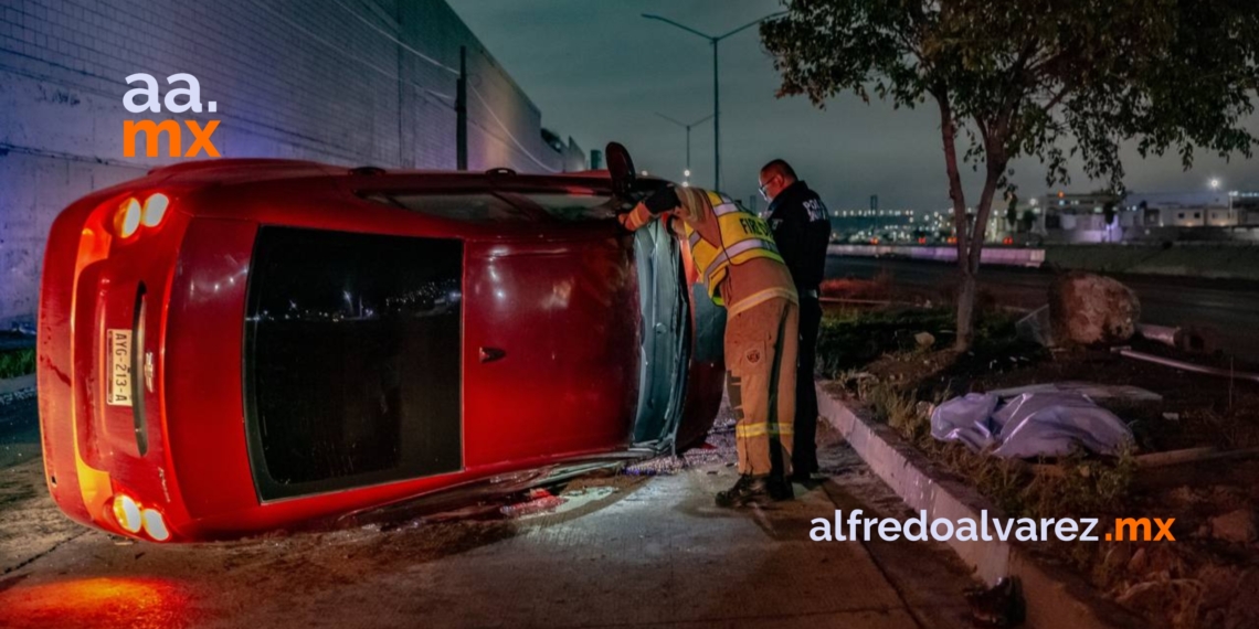 Hombre muere prensado en su auto tras chocar