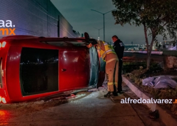 Hombre muere prensado en su auto tras chocar