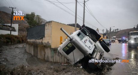 Tractocamión pierde el control y cae a un Arroyo