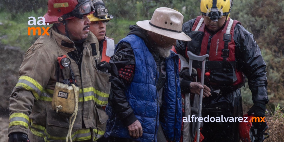 Rescatan a adulto mayor que quedó atrapado en Arroyo