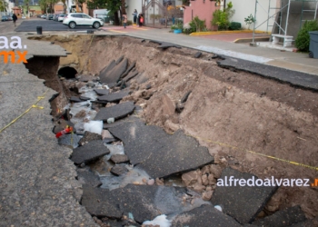 Se abre mega socavón en Jardín de las Bugambilias