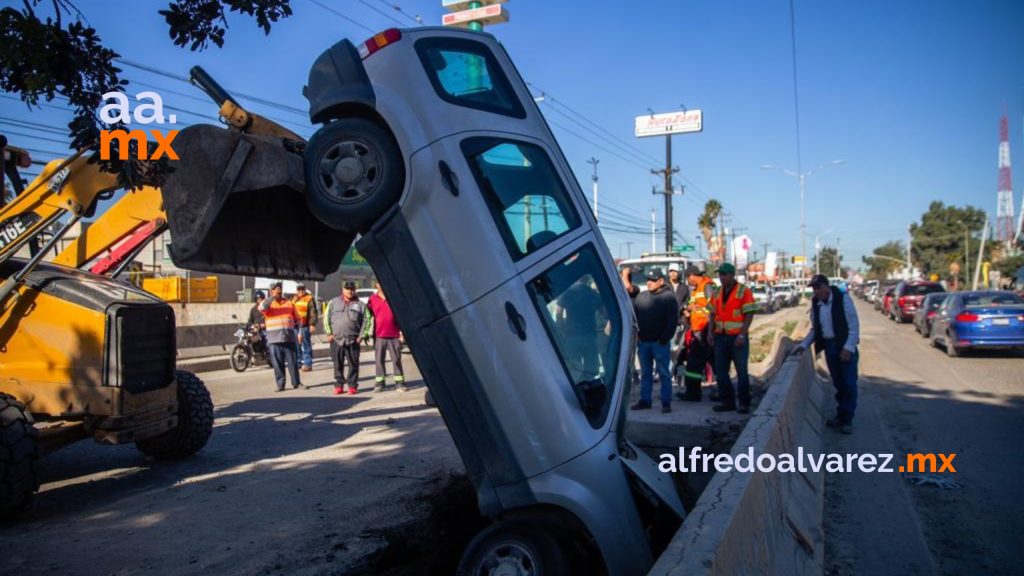 Automóvil-cae-un-socavon-del-bulevar-Diaz-ordaz