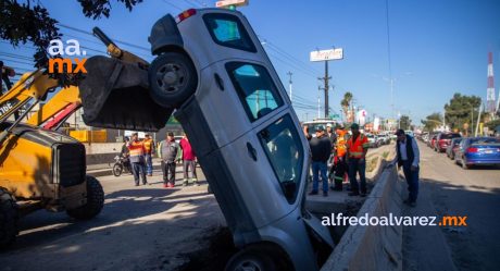 Automóvil cae en un socavón del bulevar Díaz Ordaz