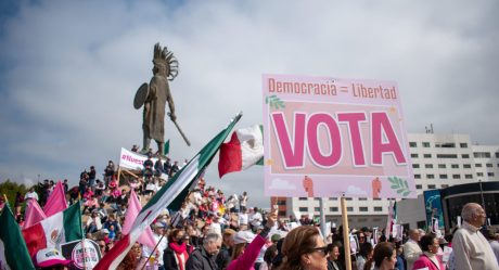 Tijuanenses se unen a la Marcha por la Democracia