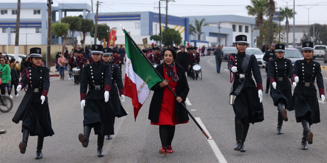 Araceli Brown encabeza desfile cívico por el Día de la Bandera