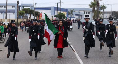 Araceli Brown encabeza desfile cívico por el Día de la Bandera