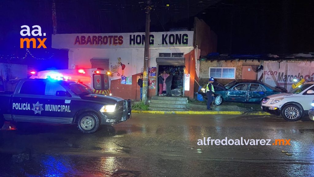 Joven-choca-tienda-auto-estacionado