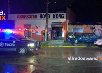 Joven choca con tienda y auto estacionado