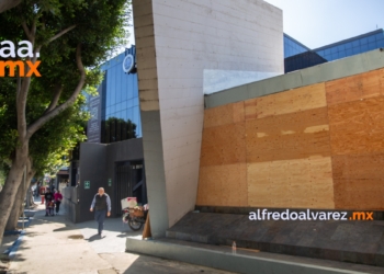 FGE cubre ventanas de su edificio ante marcha del 8M