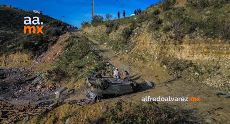 Vehículo cae a una barranca en el Ejido Lázaro Cárdenas