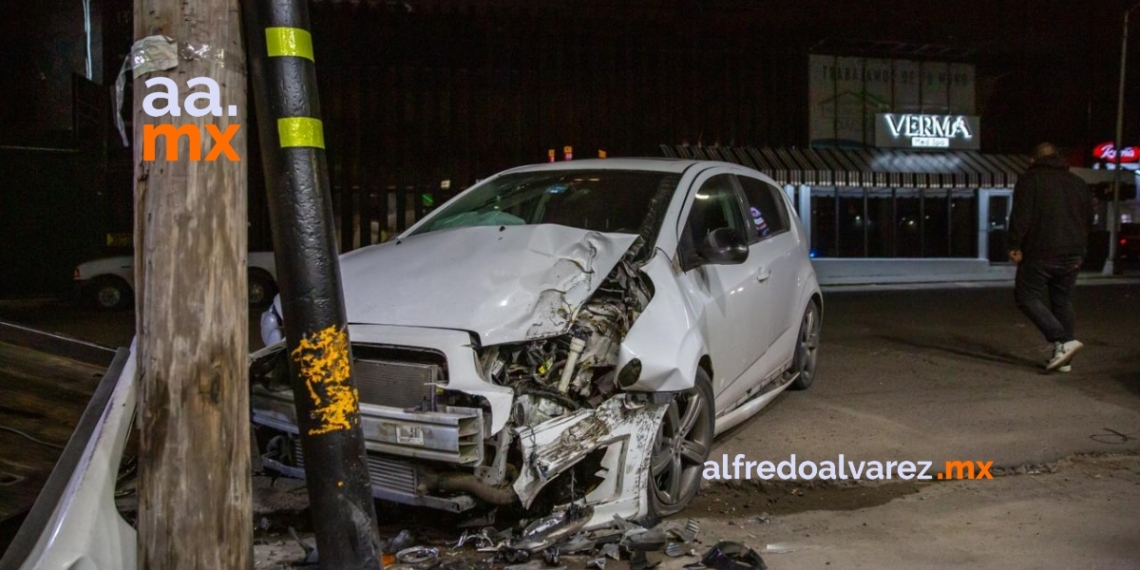 Conductor ebrio choca contra poste en el bulevar Agua Caliente