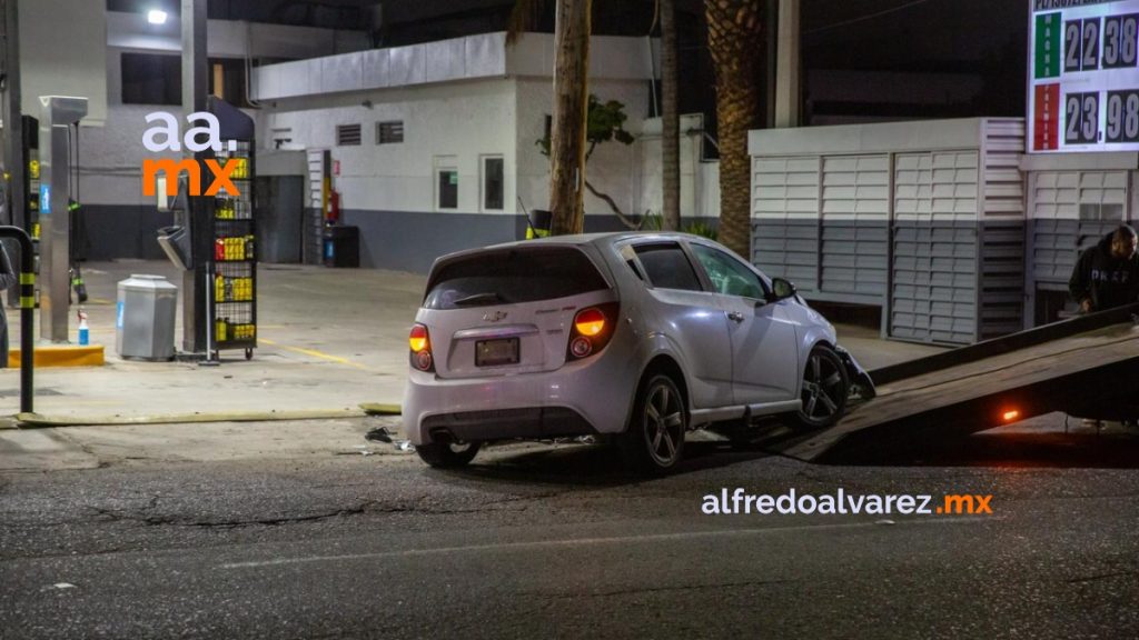 Conductor ebrio choca contra poste en el bulevar Agua Caliente