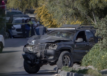 Balean a hombre a bordo de su auto y atropella a una mujer y su bebé