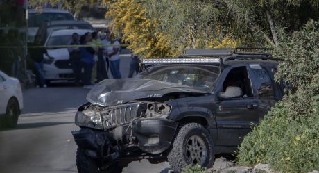 Balean a hombre a bordo de su auto y atropella a una mujer y su bebé