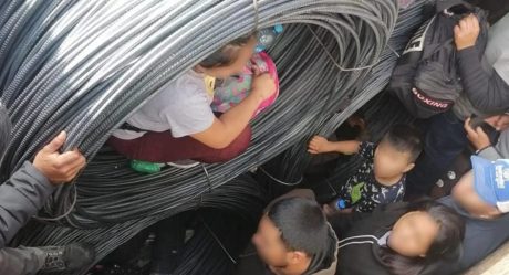 Entre rollos de alambre localizan a 87 migrantes en Sonora