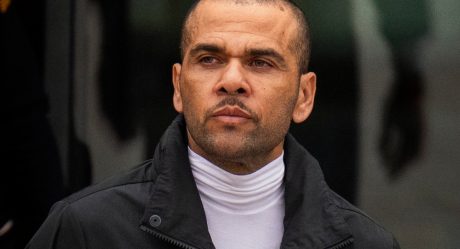 Dani Alves sale de prisión tras pagar un millón de euros