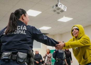 Agentes de policía imparten programa Mujer Segura a estudiantes de UABC