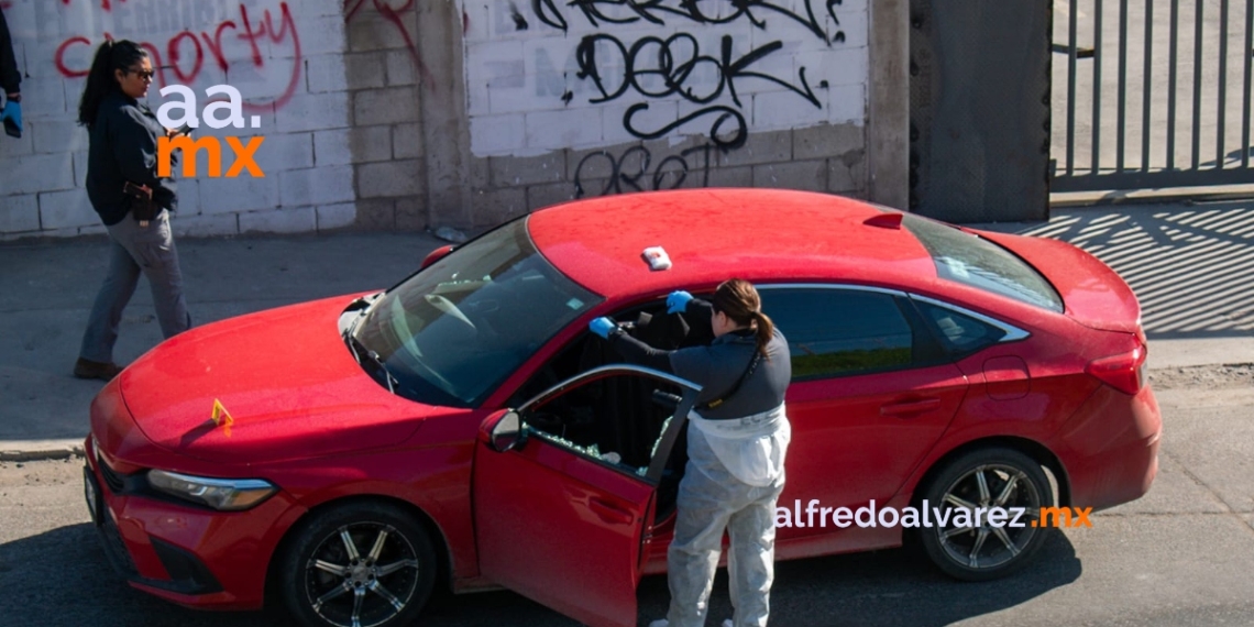 Motociclistas rafaguean a un hombre en su auto