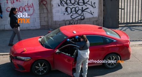 Motociclistas rafaguean a un hombre en su auto