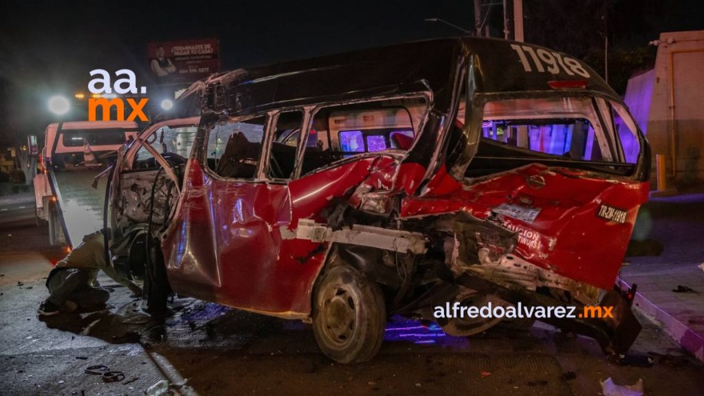 Adolescente-conducia-exceso-velocidad-impacta-taxi-rojo-con-pasaje