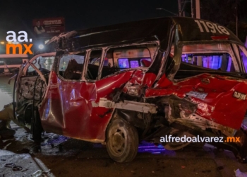 Adolescente conducía a exceso de velocidad e impacta a un taxi rojo con pasaje