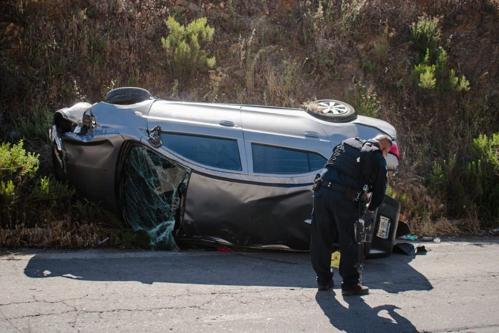 Riña en carretera termina con volcadura; había un hombre atado