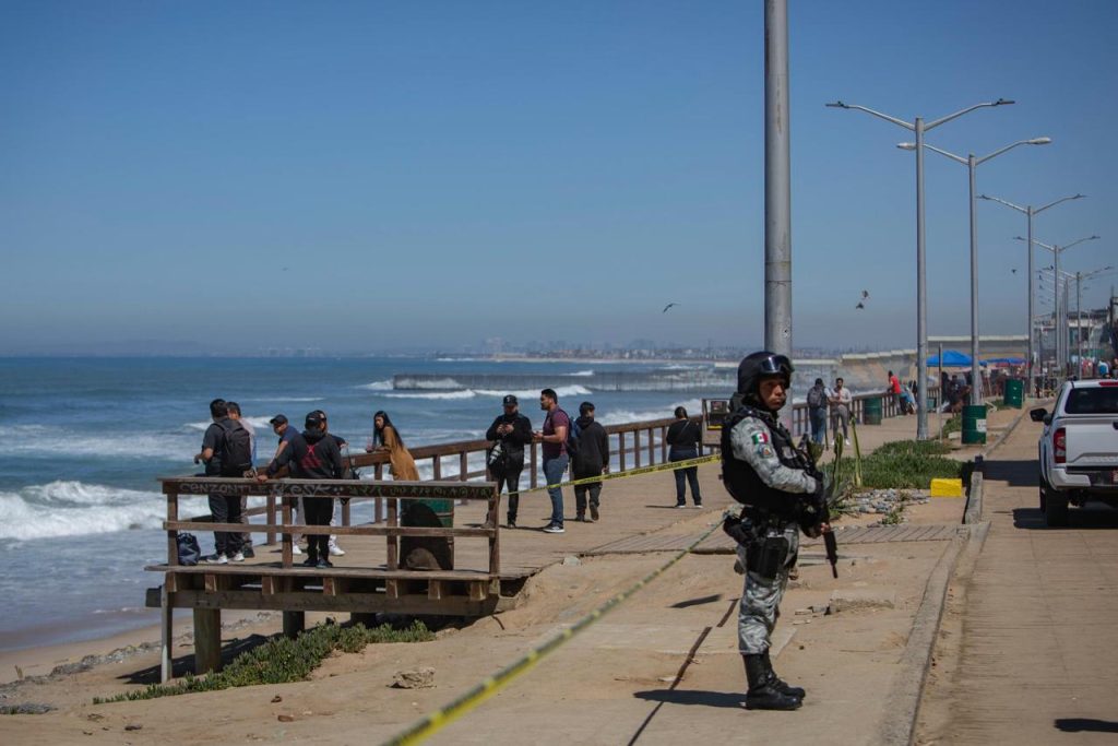 Hallan muerto a hombre acusado de lanzar a una persona por acantilado en Playas