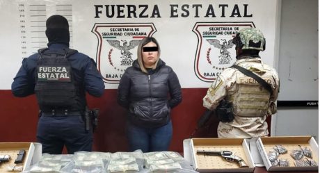 Detienen a mujer cerca de 200 mil dólares y armas